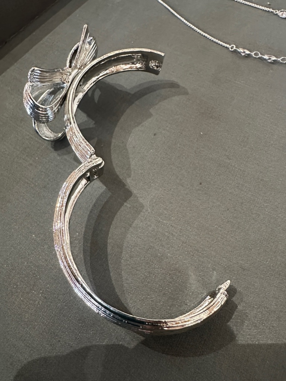 Tasha hinged Bow bracelet - Picture 4 of 4